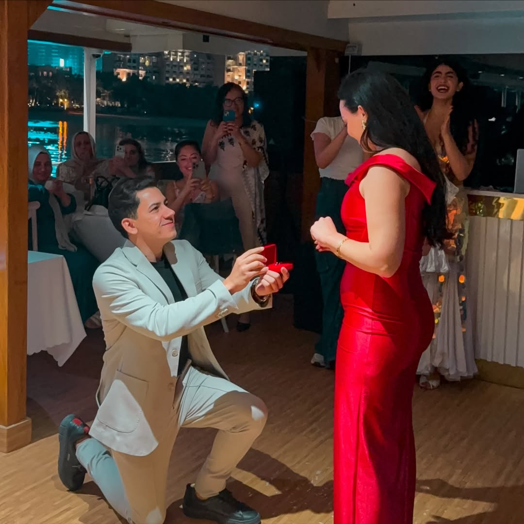 Romantic Couple at dinner cruise dubai marina events